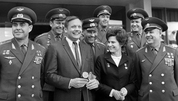 Ke vzájemnému porozumění přispěla i návštěva Neila Armstronga na přelomu května a června 1970 u sovětských kosmonautů (v civilu mezi Beregovým a Těreškovovou) (Zdroj: TASS/NASA)